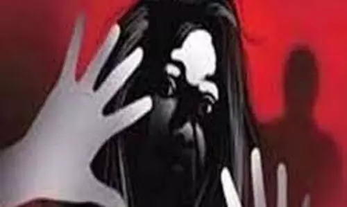UP News:  छेड़छाड़ का विरोध करने पर युवती  को छत से धक्का दिया