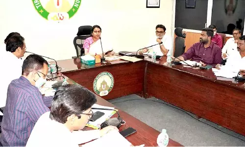 Andhra: आयुक्त ने लंबित विकास कार्यों की समीक्षा की