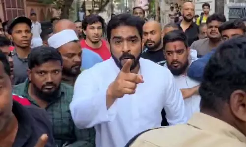 हैदराबाद में MIM और कांग्रेस नेताओं के बीच झड़प हैदराबाद में MIM और कांग्रेस नेताओं के बीच झड़प
