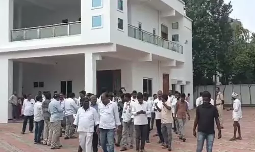 Telangana गजवेल में कांग्रेस कार्यकर्ताओं ने केसीआर कैंप कार्यालय का घेराव किया Telangana गजवेल में कांग्रेस कार्यकर्ताओं ने केसीआर कैंप कार्यालय का घेराव किया