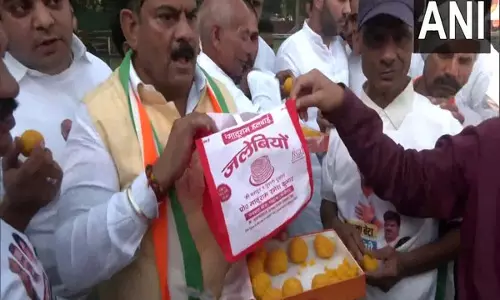 Haryana- J-K में शुरुआती रुझानों में कांग्रेस की बढ़त पर कांग्रेस कार्यकर्ताओं ने लड्डू और जलेबी के साथ जश्न मनाया Haryana- J-K में शुरुआती रुझानों में कांग्रेस की बढ़त पर कांग्रेस कार्यकर्ताओं ने लड्डू और जलेबी के साथ जश्न मनाया