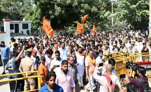 Ghaziabad: विवाद के बाद हिंदू संगठन के लोगों का कमिश्नर कार्यालय पर प्रदर्शन Ghaziabad: विवाद के बाद हिंदू संगठन के लोगों का कमिश्नर कार्यालय पर प्रदर्शन
