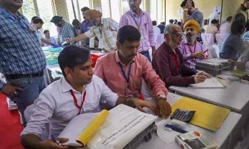 Jammu Kashmir elections: एनसी-कांग्रेस गठबंधन 46 सीटों पर आगे Jammu Kashmir elections: एनसी-कांग्रेस गठबंधन 46 सीटों पर आगे