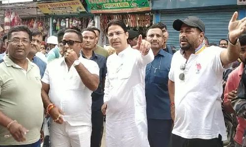 Darjeeling के भाजपा सांसद राजू बिष्ट ने सिलीगुड़ी के अग्नि प्रभावित बिधान मार्केट का दौरा किया
