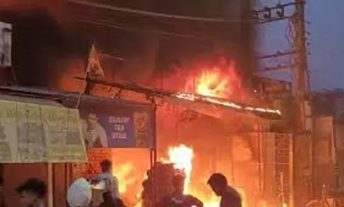 UP News: बदमासो  ने टेंपो और पंपिंग सेट में लगाई आग