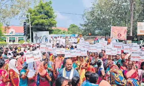Odisha: चकदार परियोजना के विरोध में आंदोलनकारियों ने कलेक्ट्रेट का घेराव किया Odisha: चकदार परियोजना के विरोध में आंदोलनकारियों ने कलेक्ट्रेट का घेराव किया