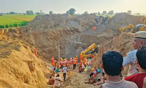 Haryana : हिसार में 50 फुट गहरे कुएं में फंसा व्यक्ति, बचाव अभियान जारी Haryana : हिसार में 50 फुट गहरे कुएं में फंसा व्यक्ति, बचाव अभियान जारी