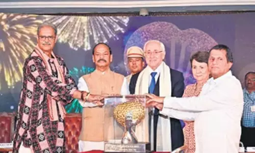 FIVB के अध्यक्ष आर्य एस ग्रासा को KISS मानवतावादी पुरस्कार 2020 से सम्मानित किया FIVB के अध्यक्ष आर्य एस ग्रासा को KISS मानवतावादी पुरस्कार 2020 से सम्मानित किया