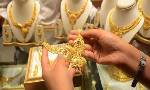 Gold की कीमतों में गिरावट आई चांदी 1385 रुपये सस्ती हो गई Gold की कीमतों में गिरावट आई चांदी 1385 रुपये सस्ती हो गई