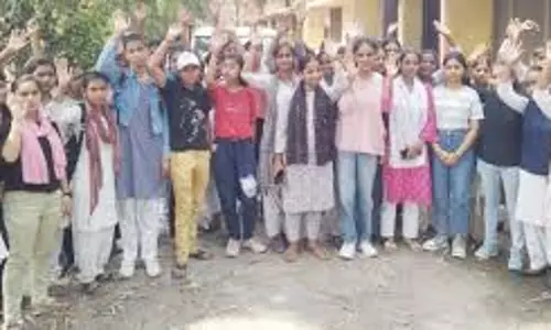 Meerut: फेल हुई छात्राओं ने एचओडी पर लगाए गंभीर आराेप Meerut: फेल हुई छात्राओं ने एचओडी पर लगाए गंभीर आराेप