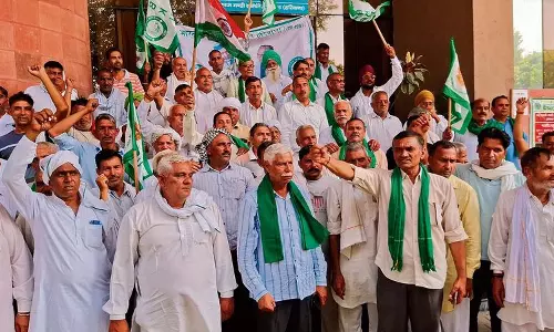 Haryana : किसानों ने अनाज मंडी पर ताला जड़ा, खरीद में देरी का विरोध Haryana : किसानों ने अनाज मंडी पर ताला जड़ा, खरीद में देरी का विरोध
