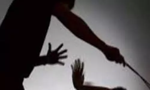 Meerut: प्रधानाचार्य ने 8वीं के छात्र की डंडे से पिटाई कर हाथ तोडा