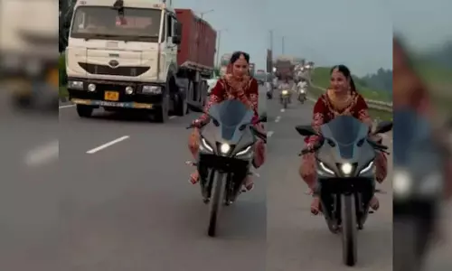 सड़क पर फर्राटे से सुपरबाइक दौड़ाती नजर आई दुल्हन, VIDEO देख दंग हुए लोग सड़क पर फर्राटे से सुपरबाइक दौड़ाती नजर आई दुल्हन, VIDEO देख दंग हुए लोग