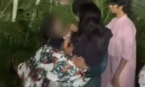 Ujjain: गरबा में युवक ने की अश्लील हरकत Ujjain: गरबा में युवक ने की अश्लील हरकत