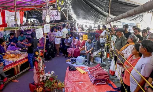 आरजी कर हत्याकांड के विरोध में Bengal में जूनियर डॉक्टरों ने किया आमरण अनशन