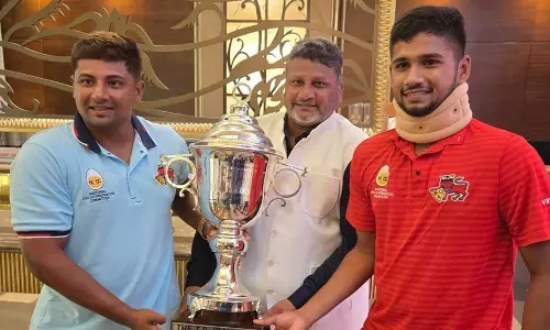 चोटिल मुशीर खान और सरफराज खान ने पिता के साथ मनाया Irani Cup जीत का जश्न
