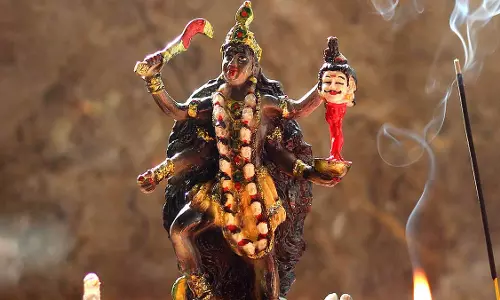 Navratri के 7वें दिन पूजा के समय मां काली की आरती करे