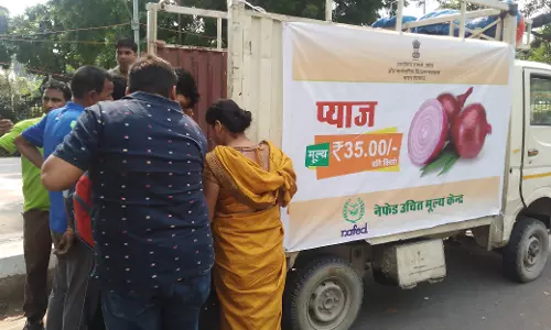 Lucknow की सड़कों पर नेफेड उचित मूल्य केंद्र का संचालन किया गया