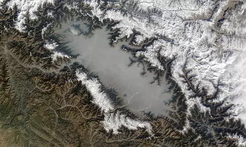 Himalayan घाटी में स्थित सुंदर धुंध की झील का स्रोत अधिक गहरा और डरावना Himalayan घाटी में स्थित सुंदर धुंध की झील का स्रोत अधिक गहरा और डरावना