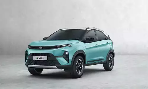 Tata नेक्सॉन सीएनजी शोरूम में आ गई