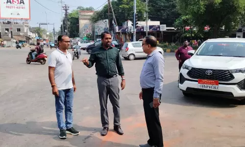 आयुक्त अबिनाश मिश्रा ने फुण्डहर चौक व्हीआईपी मार्ग में कराये जा रहे सौंदर्यीकरण की प्रगति देखी