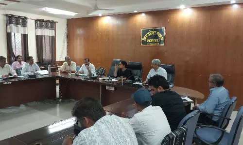 Pratapgarh: जिला कलेक्टर ने ली सड़क सुरक्षा टास्क फोर्स समिति की बैठक Pratapgarh: जिला कलेक्टर ने ली सड़क सुरक्षा टास्क फोर्स समिति की बैठक