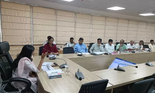 Alwar: जिला कलेक्टर ने ली आधारभूत संरचनाओं की समीक्षा बैठक