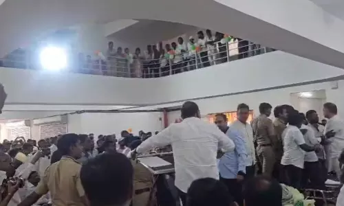 Tasgaon: भवन के उद्घाटन में दादियों और पूर्व सांसदों के बीच झड़प