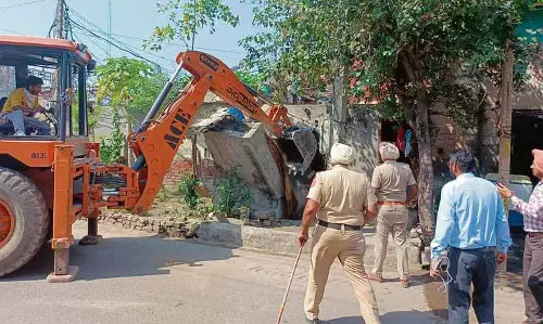 Ludhiana MC, LIT ने ट्रांसपोर्ट नगर में अवैध निर्माण ढहाए Ludhiana MC, LIT ने ट्रांसपोर्ट नगर में अवैध निर्माण ढहाए