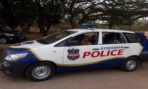 Hyderabad पुलिस ने साइबर धोखाधड़ी के पीड़ितों को 21.55 लाख रुपये वापस किए Hyderabad पुलिस ने साइबर धोखाधड़ी के पीड़ितों को 21.55 लाख रुपये वापस किए