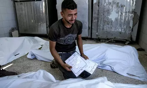 Central Gaza में इजरायली हमलों में कम से कम 30 लोगों की मौत के बाद अंतिम संस्कार