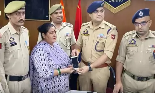 Jammu: 8 लाख रुपये मूल्य के 50 गुम मोबाइल फोन बरामद Jammu: 8 लाख रुपये मूल्य के 50 गुम मोबाइल फोन बरामद