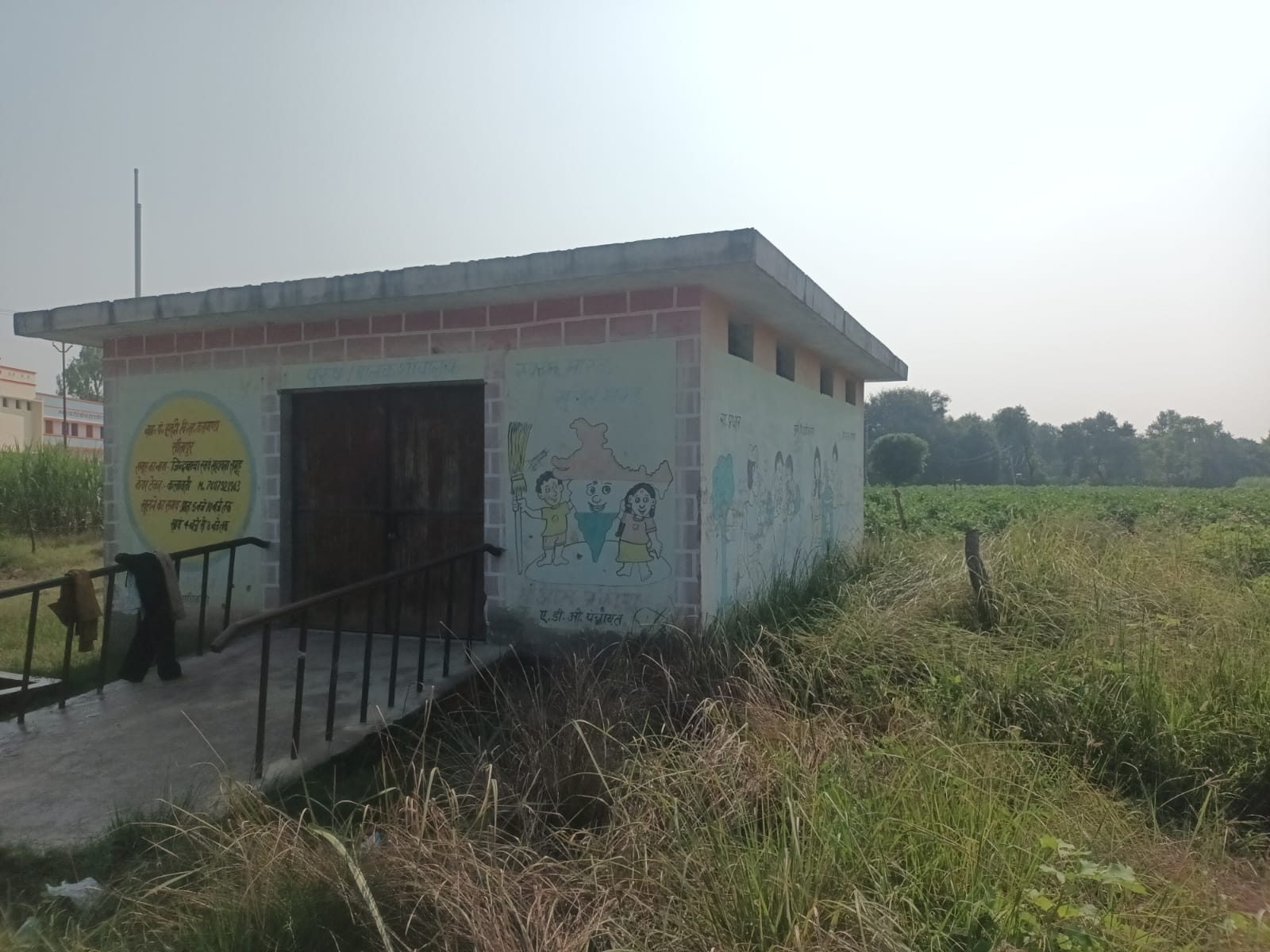 Sitapur: कहीं अधूरे पड़े सामुदायिक शौचालय तो कहीं लटक रहे ताले