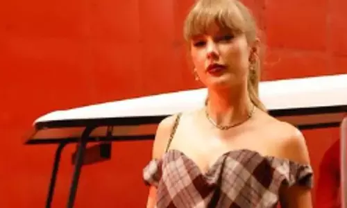 Taylor Swift ने ट्रैविस केल्स के गेम में अपने चेहरे पर चमक बिखेरी Taylor Swift ने ट्रैविस केल्स के गेम में अपने चेहरे पर चमक बिखेरी