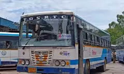 हैदराबाद: महिला ने TGSRTC बस कंडक्टर पर किया हमला हैदराबाद: महिला ने TGSRTC बस कंडक्टर पर किया हमला