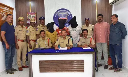 Karimnagar ग्रामीण पुलिस ने तीन चेन स्नैचरों को गिरफ्तार किया Karimnagar ग्रामीण पुलिस ने तीन चेन स्नैचरों को गिरफ्तार किया