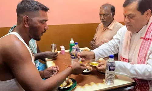 Assam: सर्बानंद सोनोवाल ने डिब्रूगढ़ में रिक्शा और ठेला चालकों के साथ पूरी सब्जी बांटी Assam: सर्बानंद सोनोवाल ने डिब्रूगढ़ में रिक्शा और ठेला चालकों के साथ पूरी सब्जी बांटी