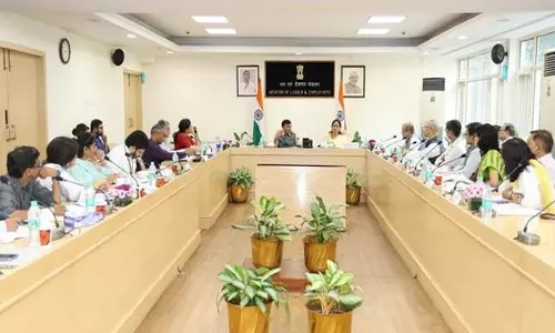 मनसुख मंडाविया ने Delhi में रोजगार आंकड़ों, विदेशी प्रवास के रुझान पर बैठक की अध्यक्षता की