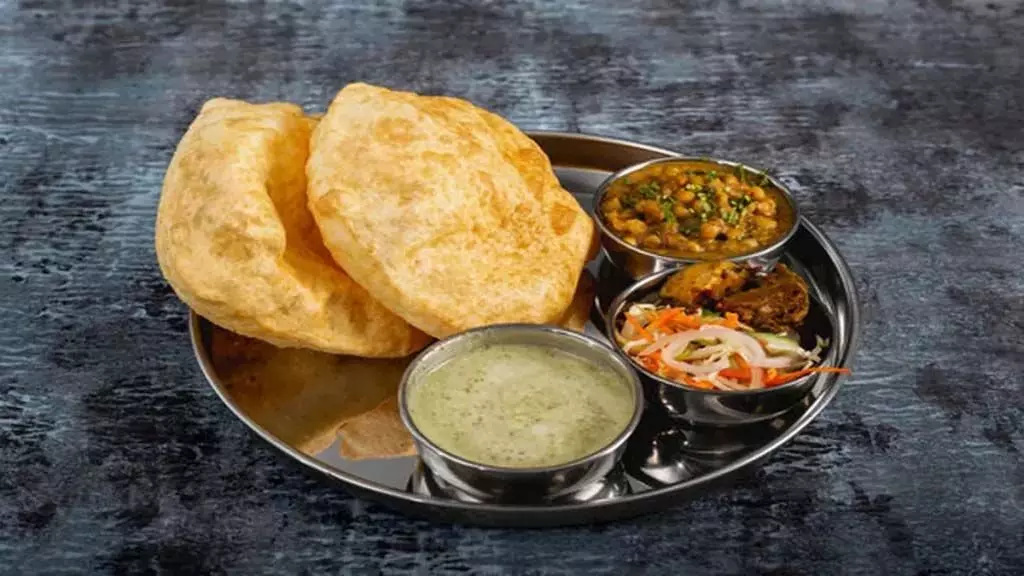 Kale Chane Poori Recipe: मां को भोग लगाने के लिए बनाएं स्वादिष्ट पूरी और काले चने की सब्जी