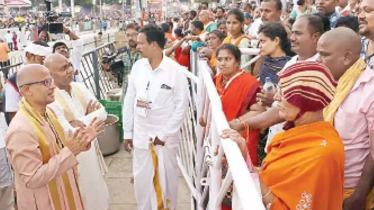 Tirumala Temple: ईओ, एडिशनल ईओ ने माडा की सड़कों का निरीक्षण किया