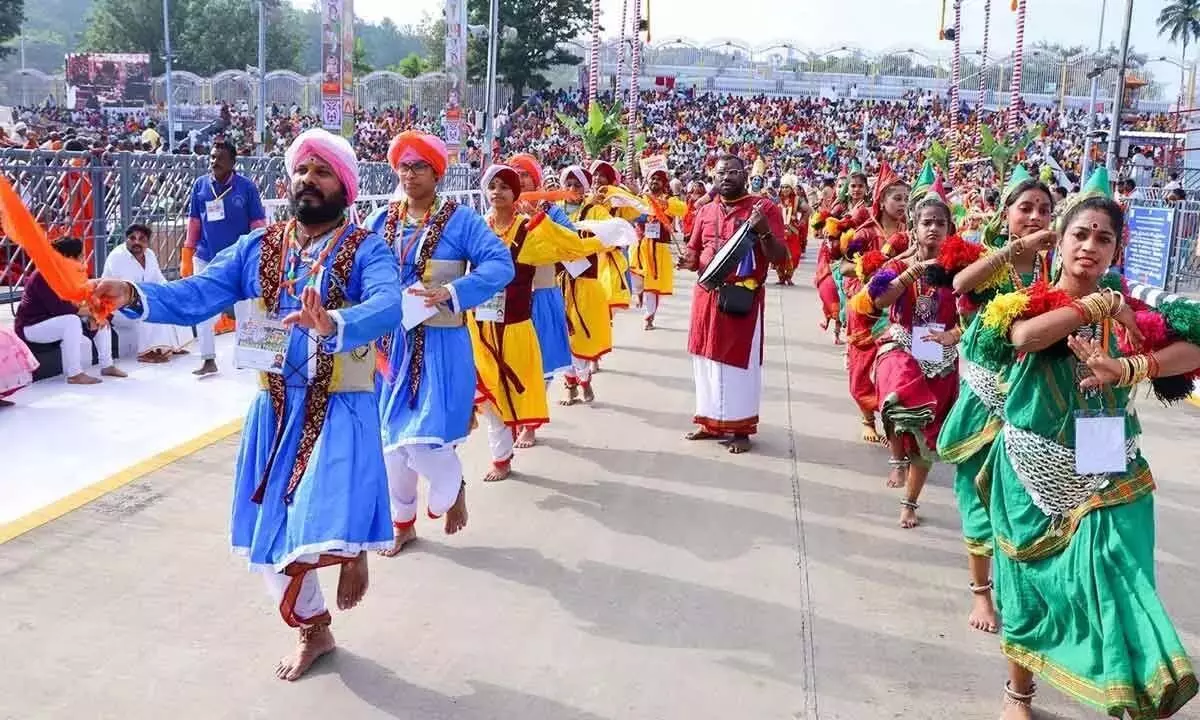 Andhra: उत्तर भारतीय कलाकारों ने प्रस्तुत की अनूठी कलाएं