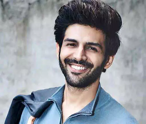 Kartik Aaryan साईं बाबा के सामने हाथ जोड़े नजर आए