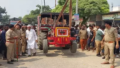 Meerut: ईट से भरे ट्रैक्टर ने बाइक सवार को मारी टक्कर