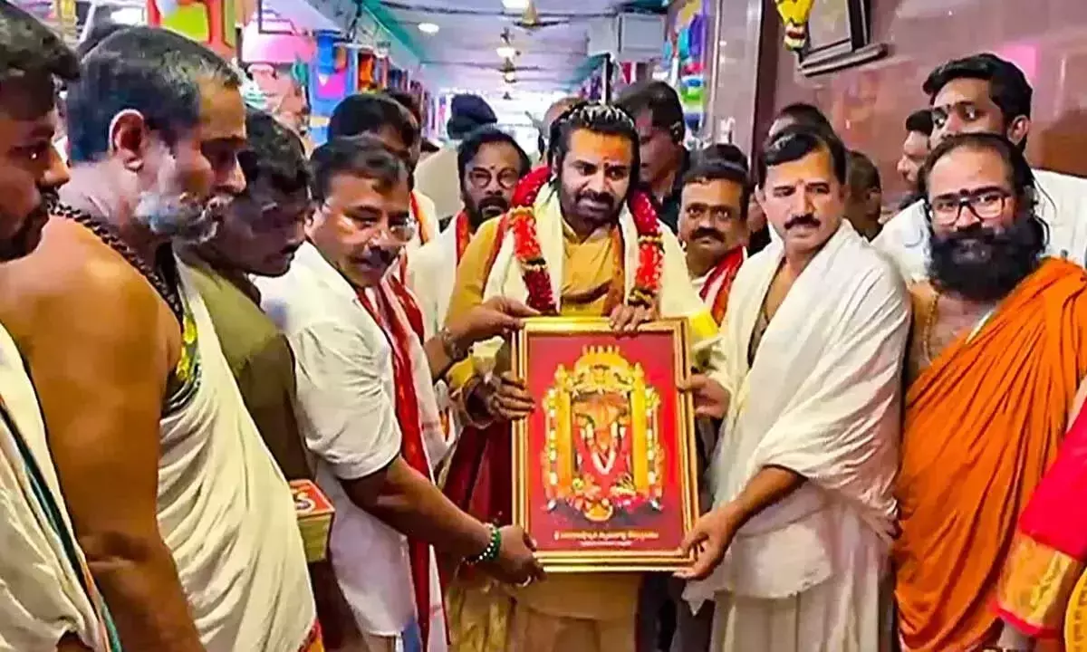 दशहरा उत्सव के बीच Pawan Kalyan ने कनकदुर्गा मंदिर में दर्शन किए