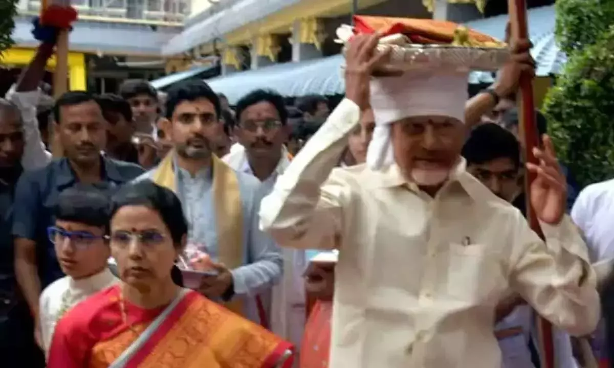 Chandrababu ने कनकदुर्गा मंदिर में दर्शन किए, देवी को रेशमी वस्त्र भेंट किए