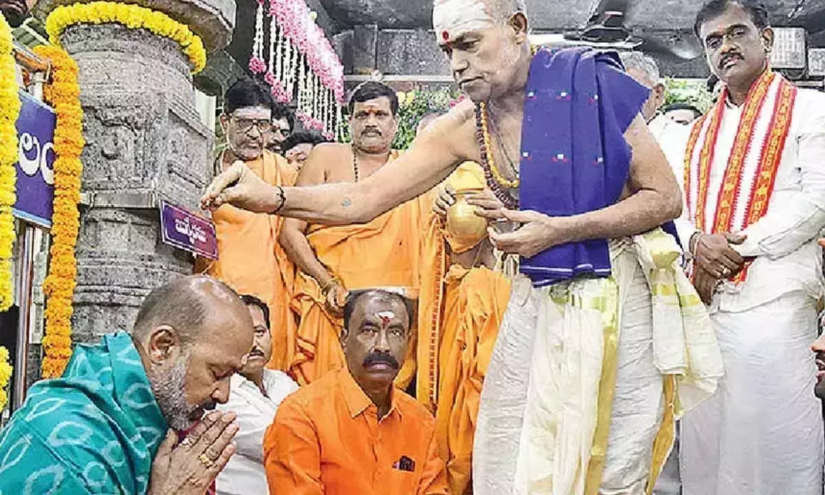 Union Minister बंदी संजय ने राजन्ना मंदिर में पूजा की