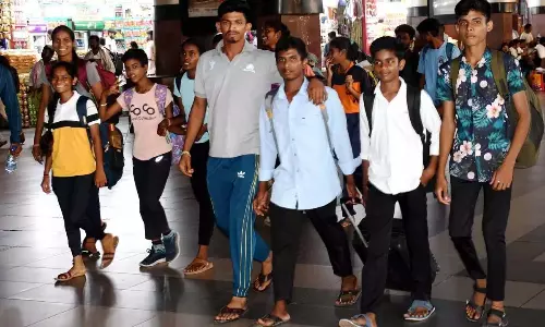 TG: दशहरा उत्सव से पहले बस और रेलवे स्टेशनों पर भीड़ उमड़ पड़ी TG: दशहरा उत्सव से पहले बस और रेलवे स्टेशनों पर भीड़ उमड़ पड़ी