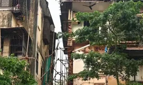मरम्मत के तहत बायकुला MHADA की इमारत आंशिक रूप से ढही