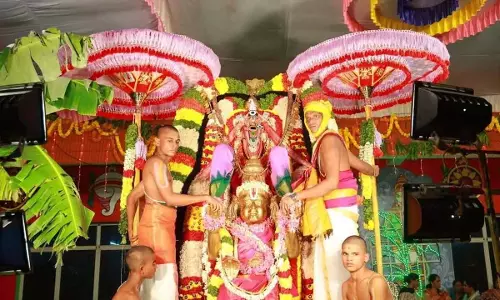 Andhra: थुम्मालागुंटा में गरुड़ सेवा में धार्मिक उत्साह Andhra: थुम्मालागुंटा में गरुड़ सेवा में धार्मिक उत्साह
