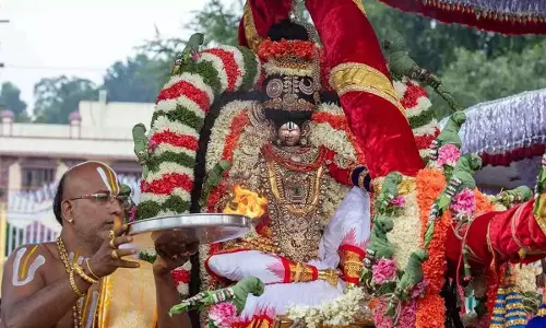 Andhra Pradesh: उत्साह, उल्लास चिह्न गरुड़ वाहन सेवा Andhra Pradesh: उत्साह, उल्लास चिह्न गरुड़ वाहन सेवा
